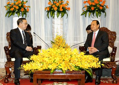 HCMC Party Committee's Secretary Le Thanh Hai (R) receives Hu Chunhua, Guangdong’s Party Committee Secretary on April 16 (Photo: SGGP) HCMC Party Committee's Secretary Le Thanh Hai (R) receives Hu Chunhua, Guangdong’s Party Committee Secretary on April 16 (Photo: SGGP)